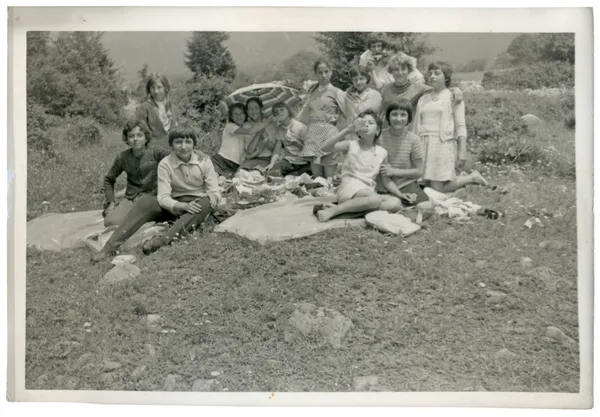 Barnen på sommar picknick — Stockfoto