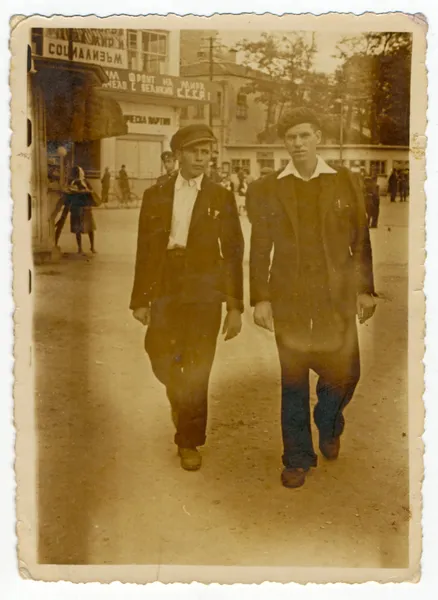 Mannen lopen rond de stad — Stockfoto