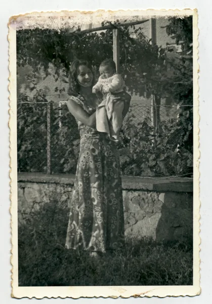 Ung kvinna med barn — Stockfoto