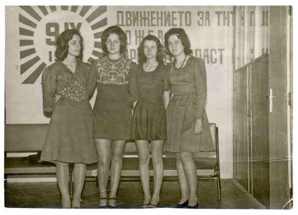 Vier jonge vrouwen — Stockfoto