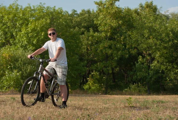 Der Typ auf dem Fahrrad — Stockfoto