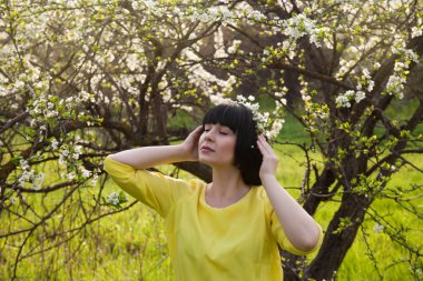 kafasında bir çelenk ile güzel kız