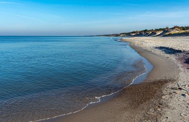 Deniz kıyısında bir sonbahar günü kumsalında