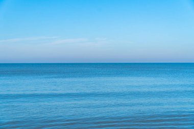 Sakin mavi deniz Sonbahar güneşli bir günde Yakın plan