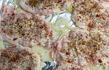 Baharatlı ve soğanlı domuz pirzolası.