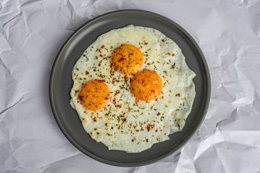 Gri bir tabakta baharatlı omlet. Yakın plan.