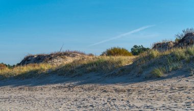 Deniz kıyısında bir sonbahar günü plajı kapanıyor.