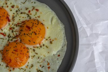 Gri bir tabakta baharatlı omlet. Yakın plan.