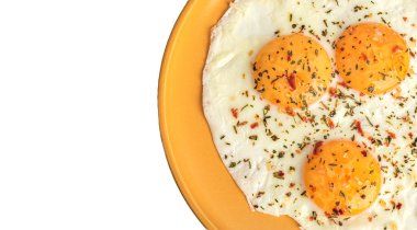 Portakal tabağında baharatlı omlet.