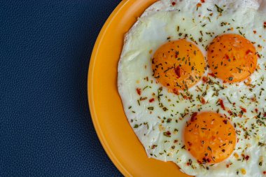Portakal tabağında baharatlı omlet.