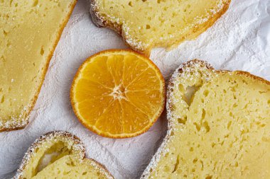 Beyaz arka plan görünümlü portakallı kek parçaları