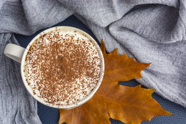 Sarı yapraklı arka planda bir fincan kahve.