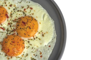 Turuncu tabakta baharatlı omlet, üst manzara.