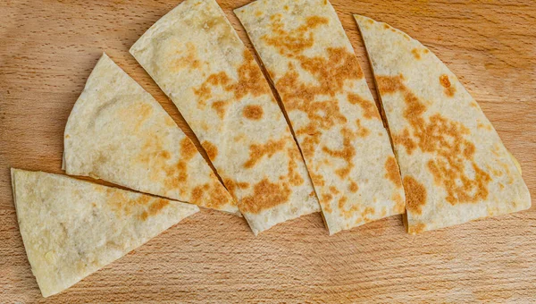 Pão pita frito em uma placa de madeira, vista superior — Fotografia de Stock