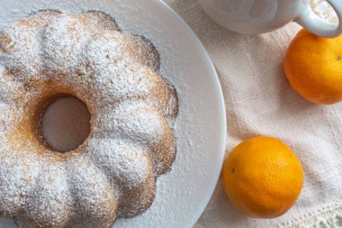 Beyaz peçeteli pudra şekerli kek.