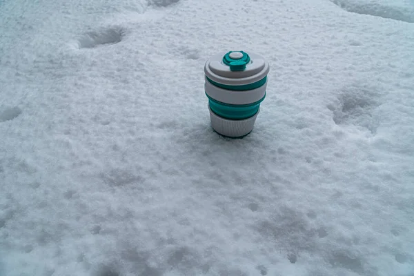 Filiżanka do kawy na śniegu zamknij — Zdjęcie stockowe