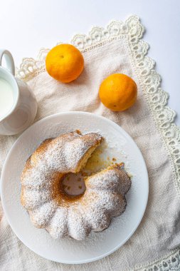 Beyaz peçeteli pudra şekerli kek.