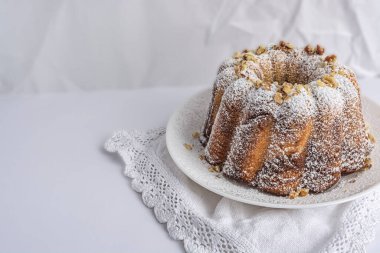 Beyaz peçeteye pudra şekerli kek.