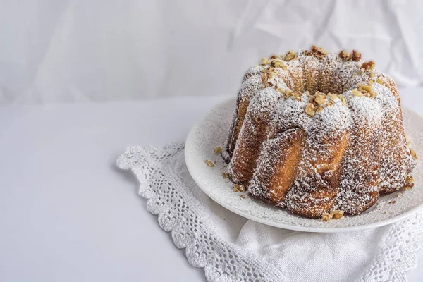 白いナプキンに粉砂糖のカップケーキ — ストック写真