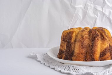 Beyaz tabakta çikolatalı kek. Yaklaş.