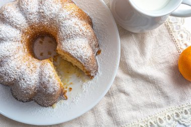 Pudra şekerli kek, beyaz peçeteye yakın plan.