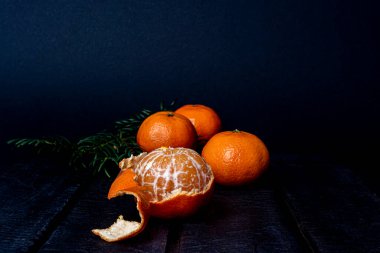 Koyu bir arkaplanda mandalinalar