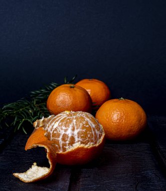 Koyu bir arkaplanda mandalinalar