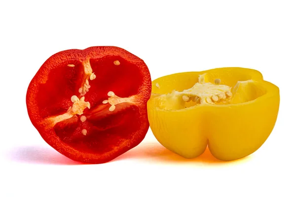 Δύο μισά από κίτρινες και κόκκινες πιπεριές σε λευκό φόντο — Φωτογραφία Αρχείου