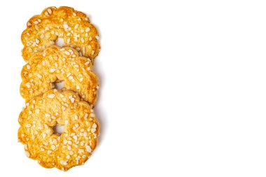 Beyaz arkaplanda üç yuvarlak kurabiye kopyalama alanı