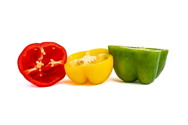 Tres mitades de pimientos amarillos verdes y rojos sobre un fondo blanco —  Fotos de Stock