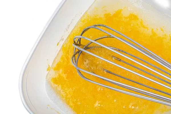 碎鸡蛋，糖在碗里，搅拌顶部视图 — 图库照片