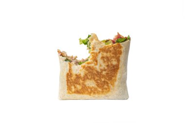 Beyaz tabakta sebzeli pide.