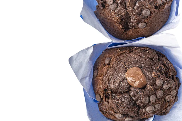 Dois Cupcakes Chocolate Fundo Branco Vista Superior — Fotografia de Stock