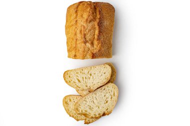 Beyaz arkaplan görünümünde dilimlenmiş ekmek