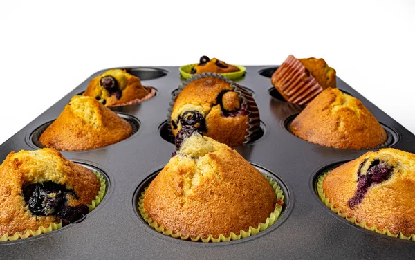 Muffins aux baies dans un plat de cuisson close-up — Photo