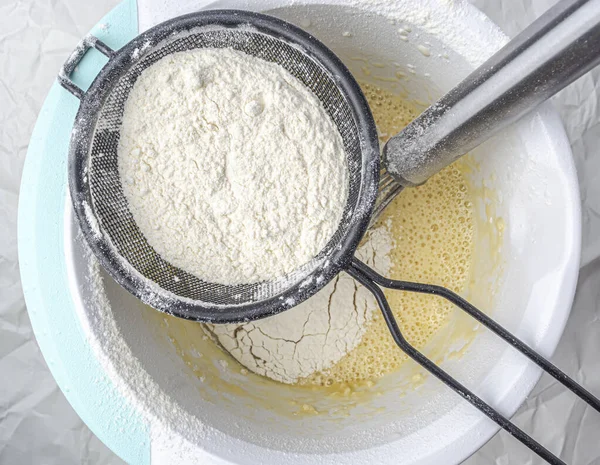 Setaccio Pasta Farina Sfondo Bianco — Foto Stock