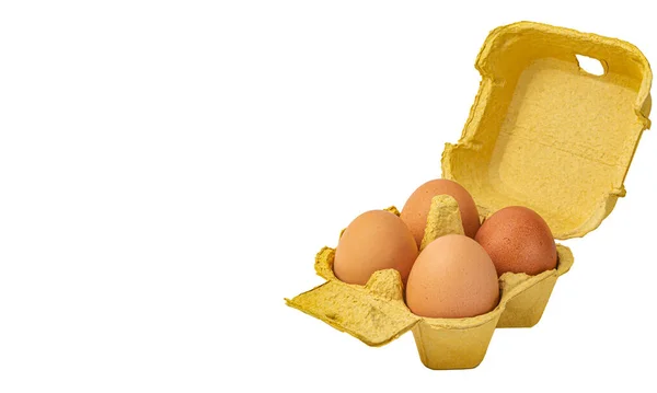 Scatola di carta con uova su sfondo bianco primo piano — Foto Stock