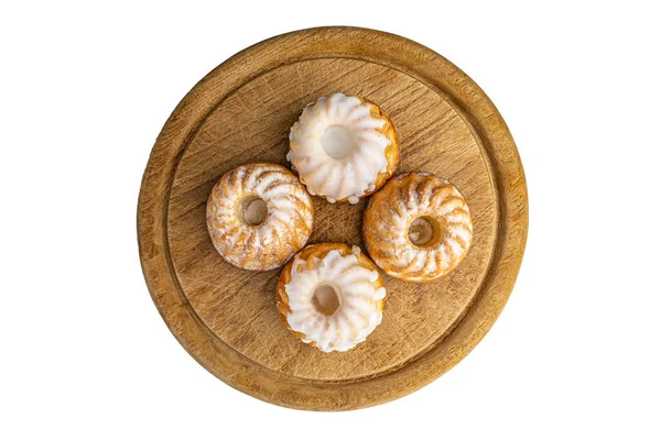 Muffiny v práškovém cukru na dřevěném pozadí horní pohled — Stock fotografie
