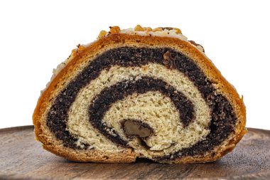 Beyaz arkaplanda haşhaş tohumu dolu bir bölüm aç