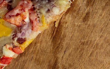 Pizza dilimi ahşap tahta üst görünümde