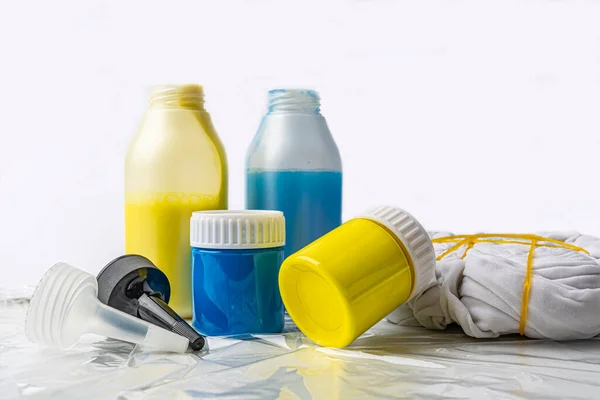 Latas Pintura Azul Amarilla Para Una Camiseta Blanca Técnica Tie — Foto de Stock