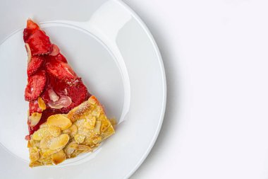 Beyaz bir tabakta çilekli tart parçası. Yüksek kalite fotoğraf