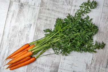 Gri masada olgun havuçlar, yazı için boşluk. Yüksek kalite fotoğraf
