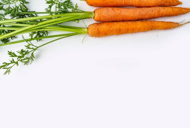 Beyaz arka planda yaprakları izole edilmiş havuç sebzesi. Yüksek kalite fotoğraf