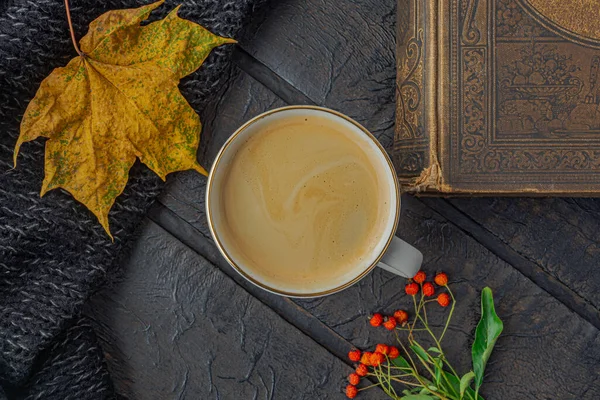 Kleurrijke Herfst Esdoorn Bladeren Boek Kopje Koffie Houten Textuur Bovenaanzicht — Stockfoto