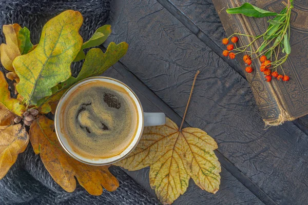 Kleurrijke Herfst Esdoorn Bladeren Boek Kopje Koffie Houten Textuur Bovenaanzicht — Stockfoto