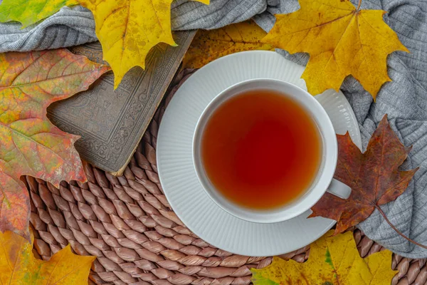 Tasse Tee Und Gelben Ahorn Herbstblätter Herbst Bunten Hintergrund Draufsicht — Stockfoto