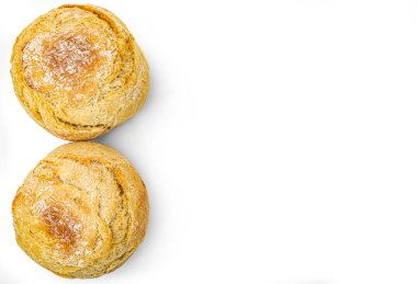 Beyaz arka plan üzerinde izole edilmiş yuvarlak ekmek somunu. Yüksek kalite fotoğraf