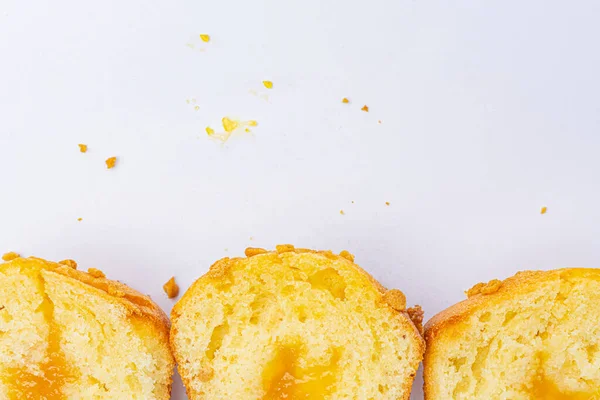Muffins Cortados Fundo Branco Com Migalhas Foto Alta Qualidade — Fotografia de Stock