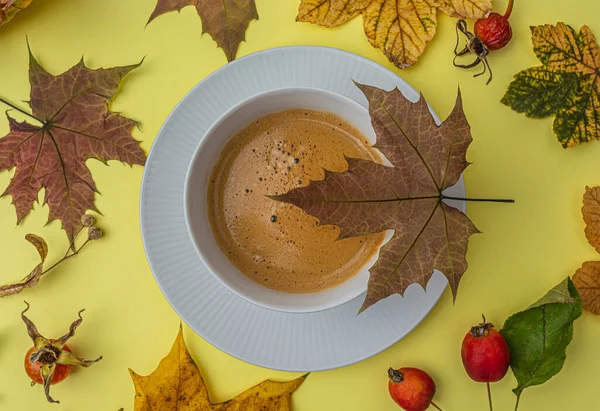 Чашка Кофе Кленовым Листом Осеннем Фоне Вид Сверху Высокое Качество — стоковое фото
